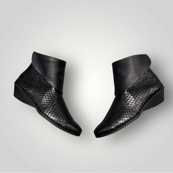 ARCHE Black Snakeskin-Embossed Leather Ankle Boots Fold-Over Cuff Wedge Heel 36 - Picture 1 of 11